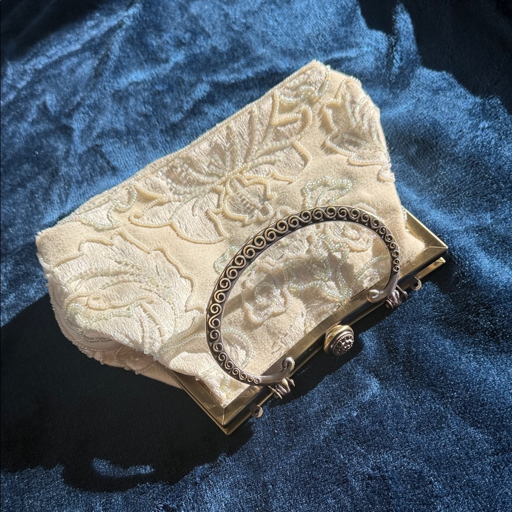 Vintage-Inspired Cream Clutch with Gold Handle - Picture 7 of 11